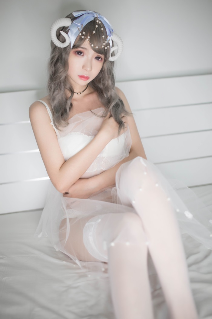 网红Coser@疯猫ss -白内衣 [18P/52.2MB] 网红写真-第1张