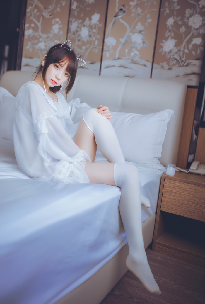 网红Coser@疯猫ss -白色睡衣 [24P/182MB] 网红写真-第1张