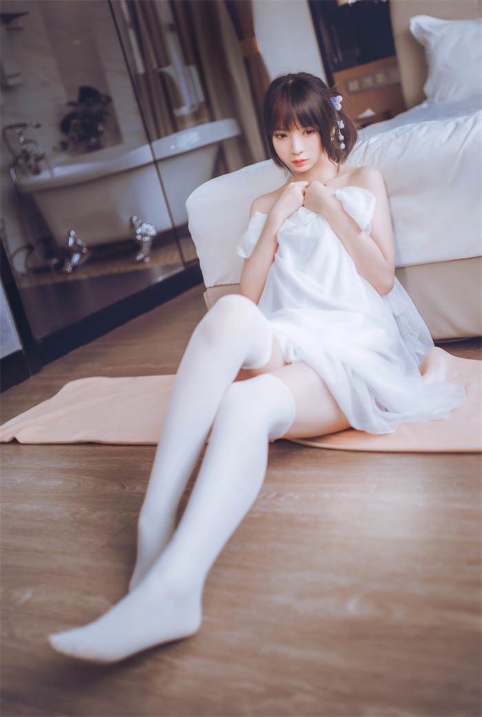 网红Coser@疯猫ss -白色睡衣 [24P/182MB] 网红写真-第3张