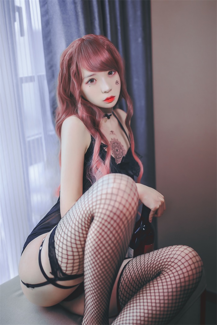 网红Coser@疯猫ss -黑色吊带袜 [39P/265MB] 网红写真-第2张