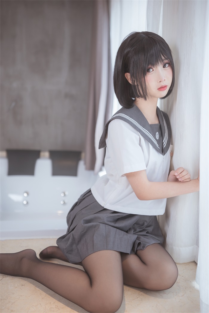 网红Coser@面饼仙儿 - 脑内少女 黑丝JK [25P/241MB] 网红写真-第2张