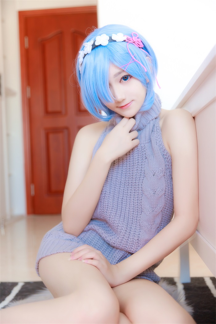 微博红人动漫Coser@南桃Momoko 蕾姆露背毛衣 [12P/94.2MB] 网红写真-第1张