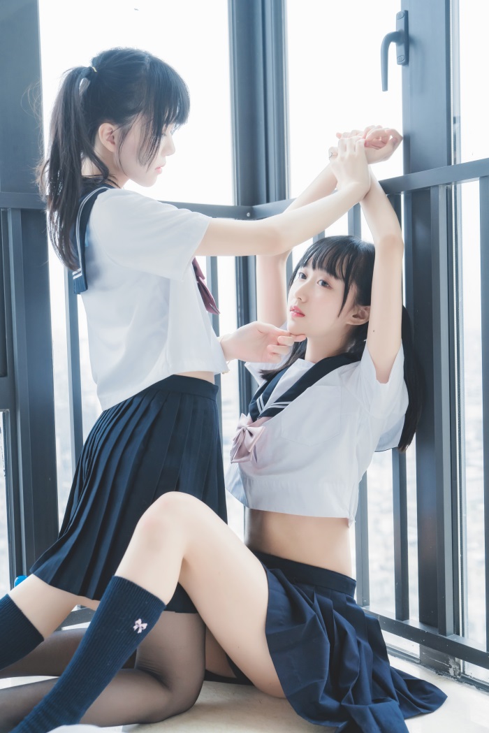 人气Coser@桜桃喵&木绵绵 - 她(制服×制服) [37P/718MB] 网红写真-第3张