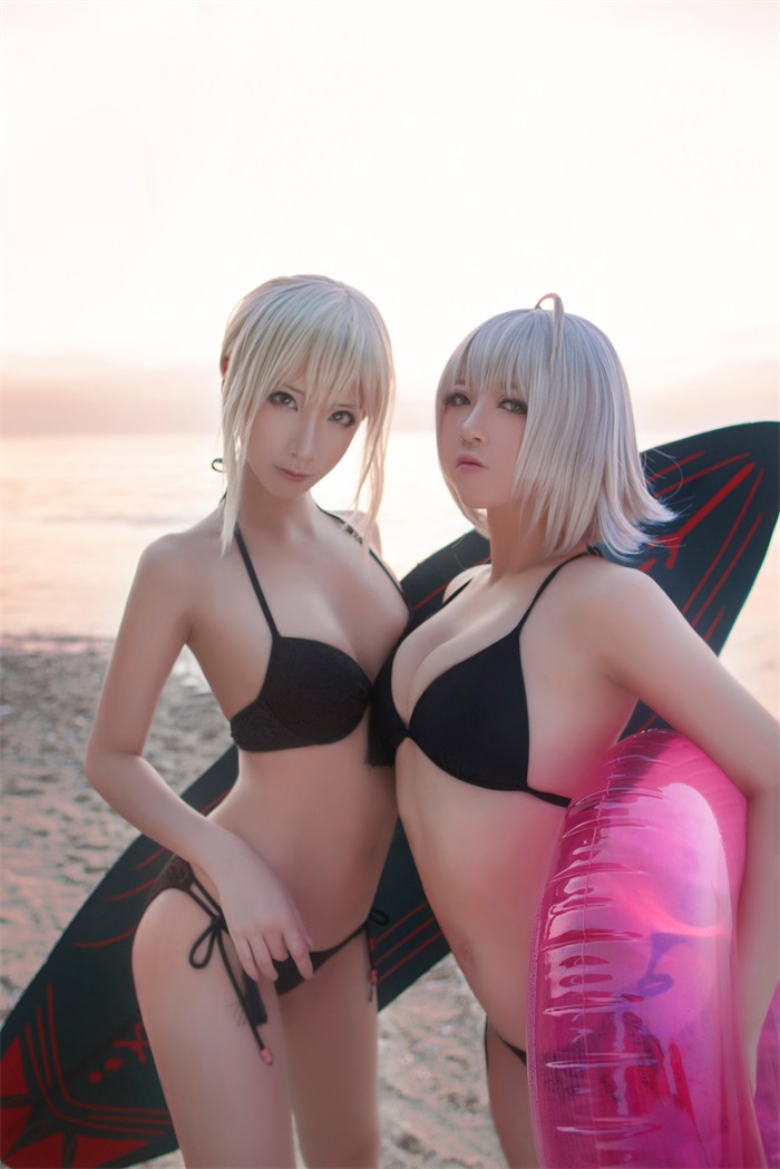 微博人气Coser@半半子&索索 海边泳装 [40P/45MB] 网红写真-第2张