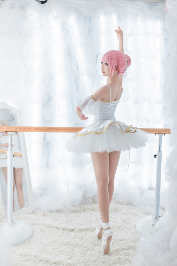 人气动漫Coser@面饼仙儿 – 小圆芭蕾 [12P/96MB] 网红写真-第2张