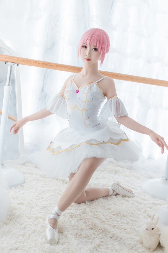 人气动漫Coser@面饼仙儿 – 小圆芭蕾 [12P/96MB] 网红写真-第3张