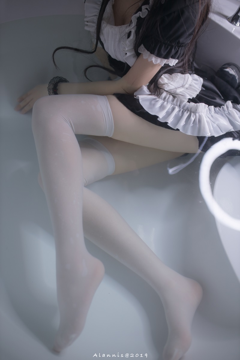 微博红人Coser@雪琪SAMA – 女仆水下版 [22P/1V/498MB] 网红写真-第1张