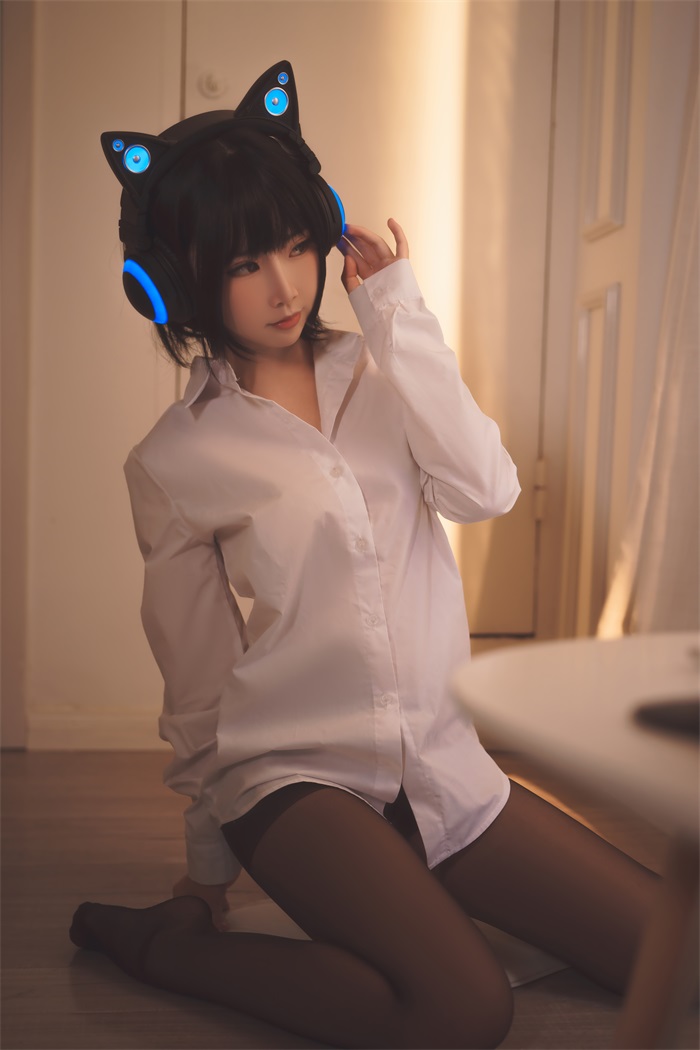 人气动漫Coser@面饼仙儿 – 猫耳耳机 [17P/107MB] 网红写真-第1张