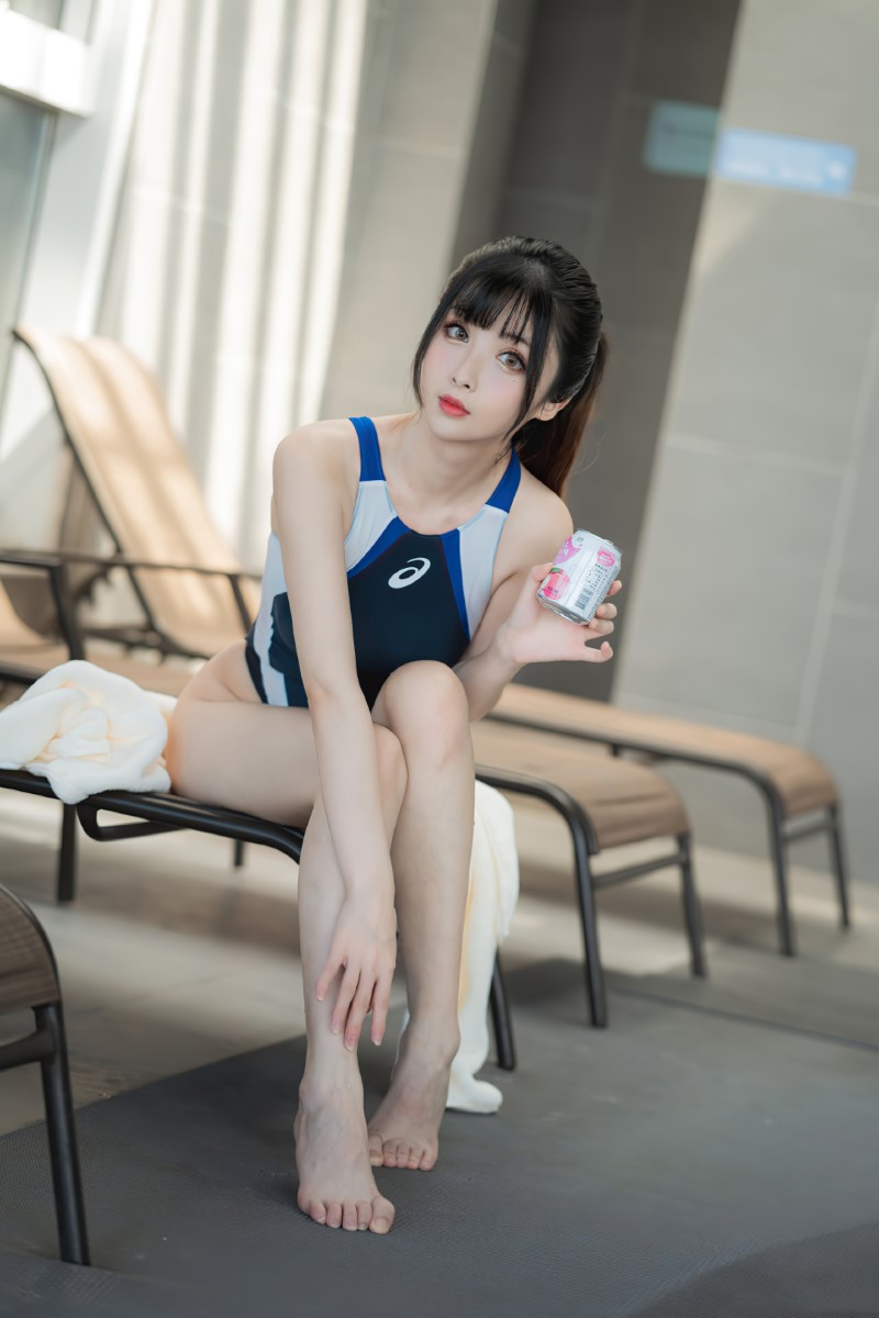 知名动漫Coser@rioko凉凉子 泳衣 [13P/321MB] 网红写真-第1张