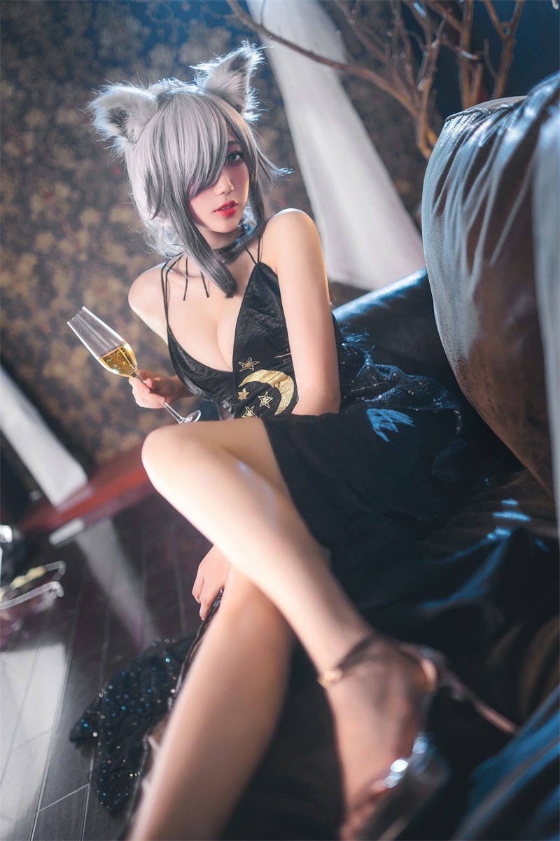 网红Coser 周叽是可爱兔兔 – 礼服 [24P/337MB] 网红写真-第3张