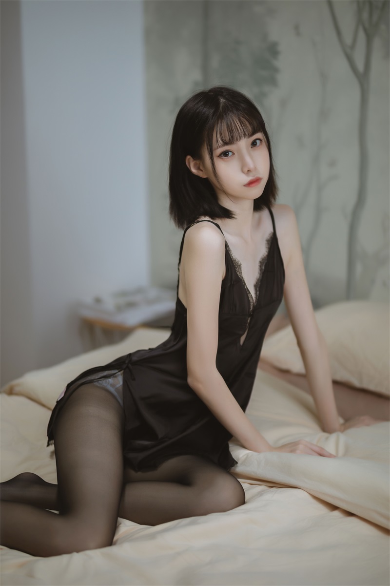 网红Coser@许岚LAN 黑色雷丝睡衣 [30P/585MB] 网红写真-第3张