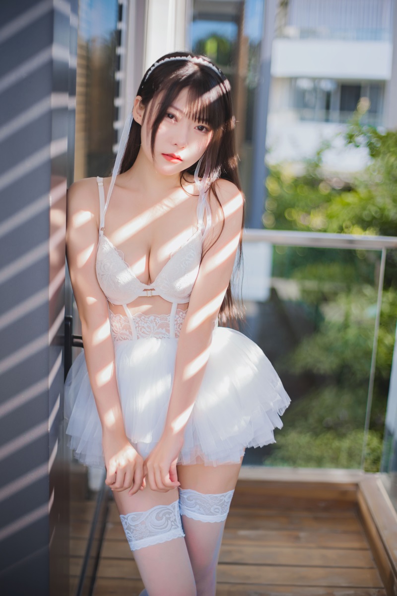 网红Coser@香草喵露露 杨枝甘露 白色纱裙 [48P/1V/1.22GB] 网红写真-第1张