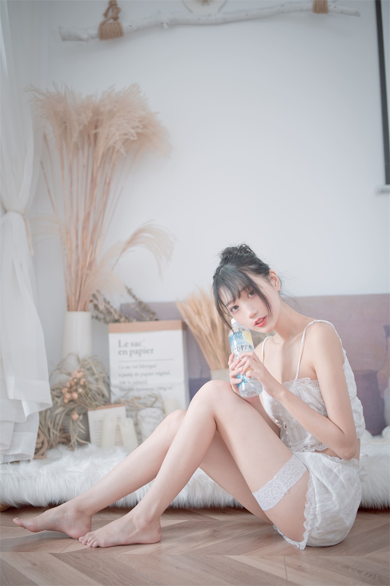 网红Coser@周叽是可爱兔兔 白色睡衣 [23P/196MB] 网红写真-第4张