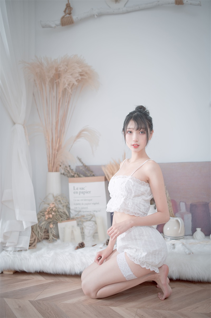 网红Coser@周叽是可爱兔兔 白色睡衣 [23P/196MB] 网红写真-第3张