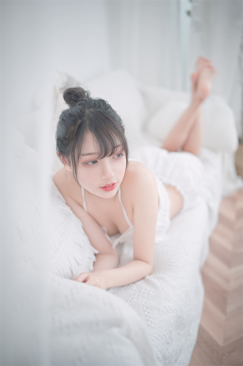 网红Coser@周叽是可爱兔兔 白色睡衣 [23P/196MB] 网红写真-第2张