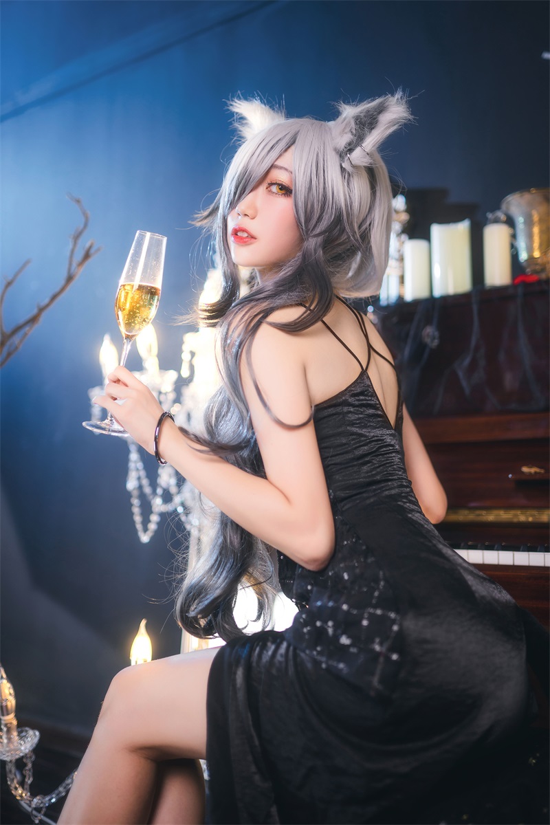 网红Coser 周叽是可爱兔兔 – 礼服[24P/331MB] 网红写真-第2张