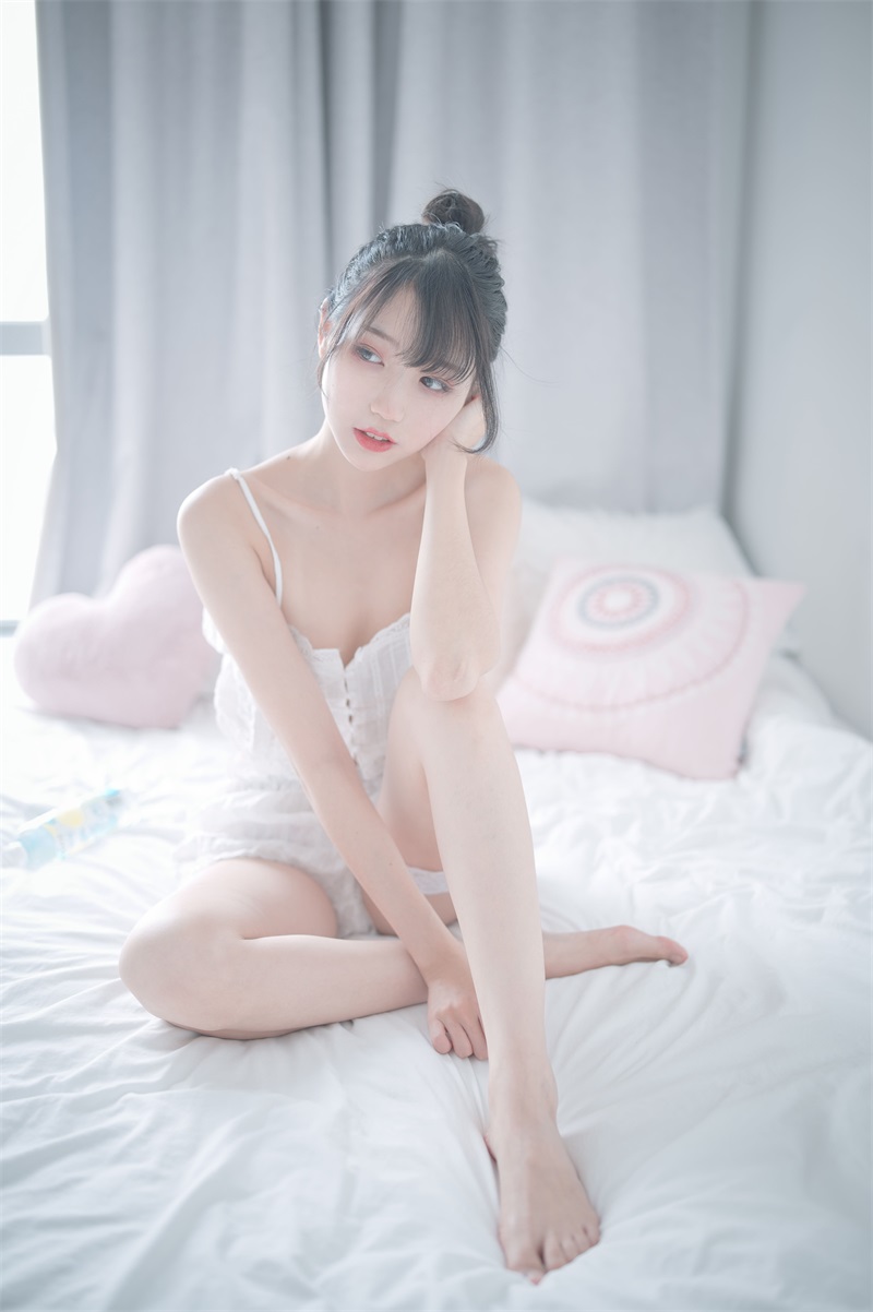 网红Coser@周叽是可爱兔兔 白色睡衣 [23P/196MB] 网红写真-第1张