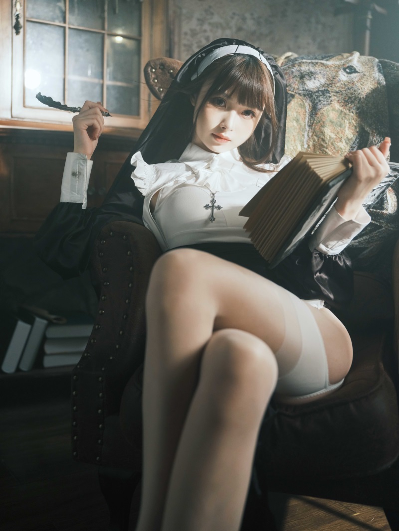 网红Coser@河豚抚子 修女 [15P/65MB] 网红写真-第4张