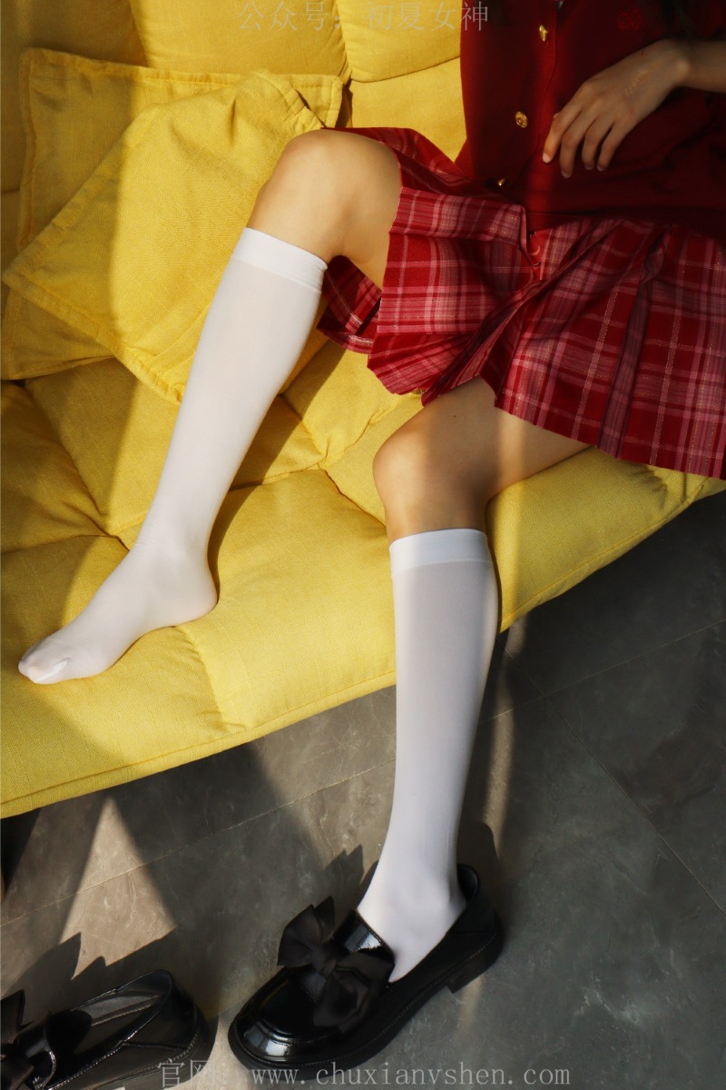 [初夏女神] NO.014 蓝莓~S码大红色JK套搭小黑皮鞋 [100P/1V/6.11G] 其它写真-第4张