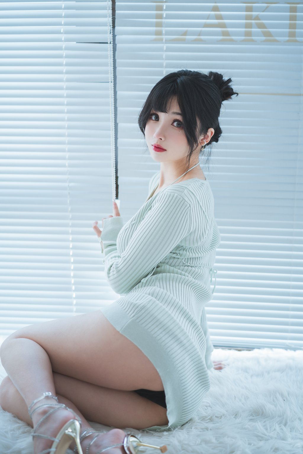 知名动漫Coser@rioko凉凉子 人妻毛衣 [49P/508MB] 网红写真-第1张