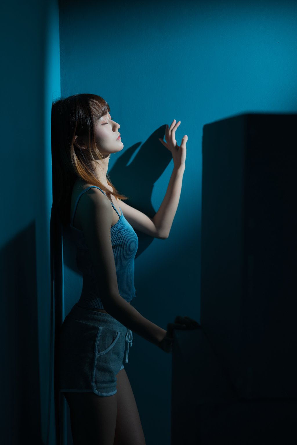 人气Coser@兔子Zzz不吃胡萝卜 抑郁的蓝房间[26P/270MB] 网红写真-第3张