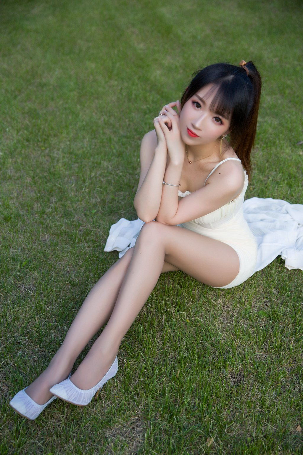 斗鱼主播@小女巫露娜 户外小米裙[79P-46M] 网红写真-第4张