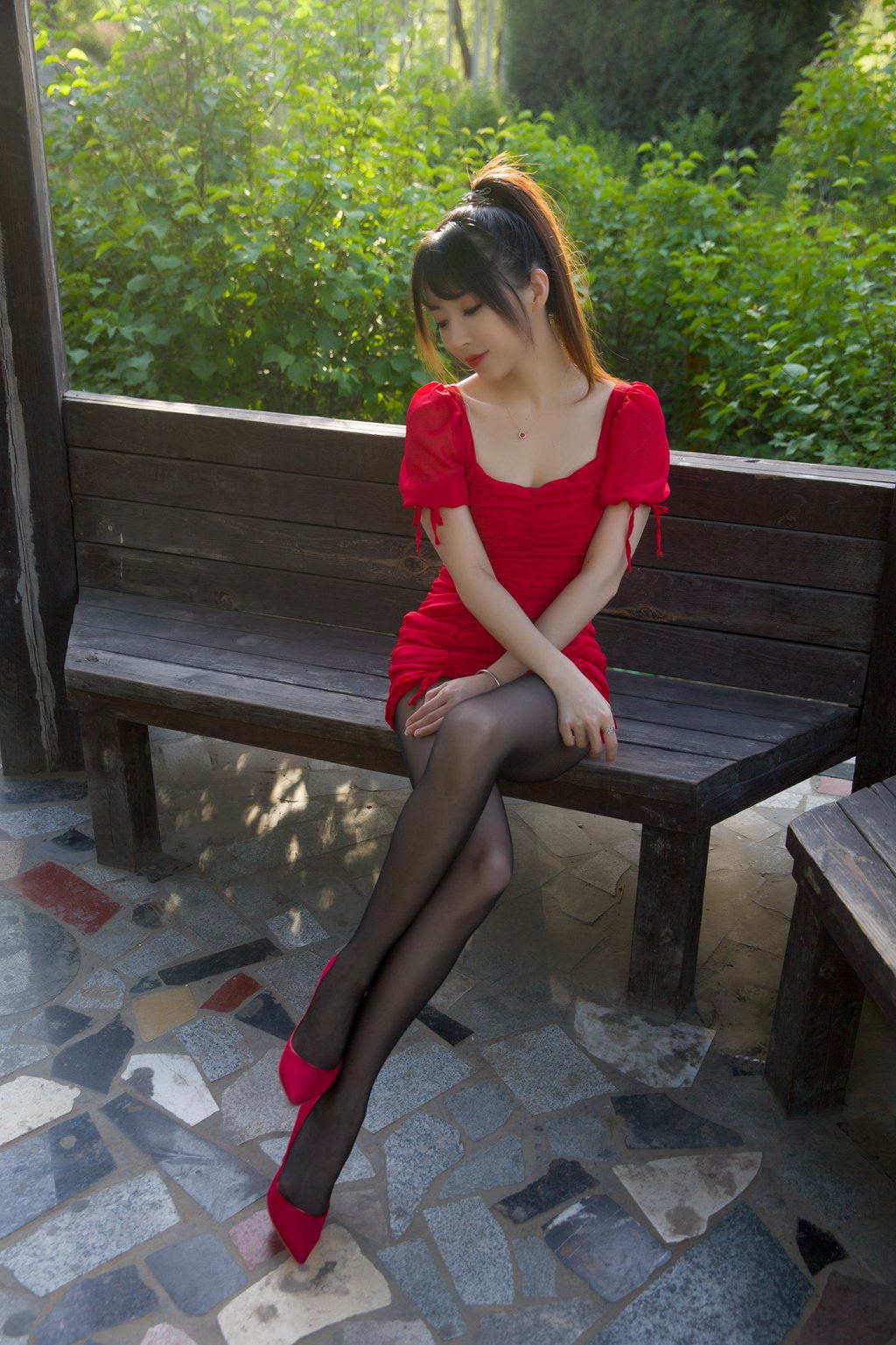 斗鱼主播@小女巫露娜 户外小红裙 [66P-42M] 网红写真-第2张