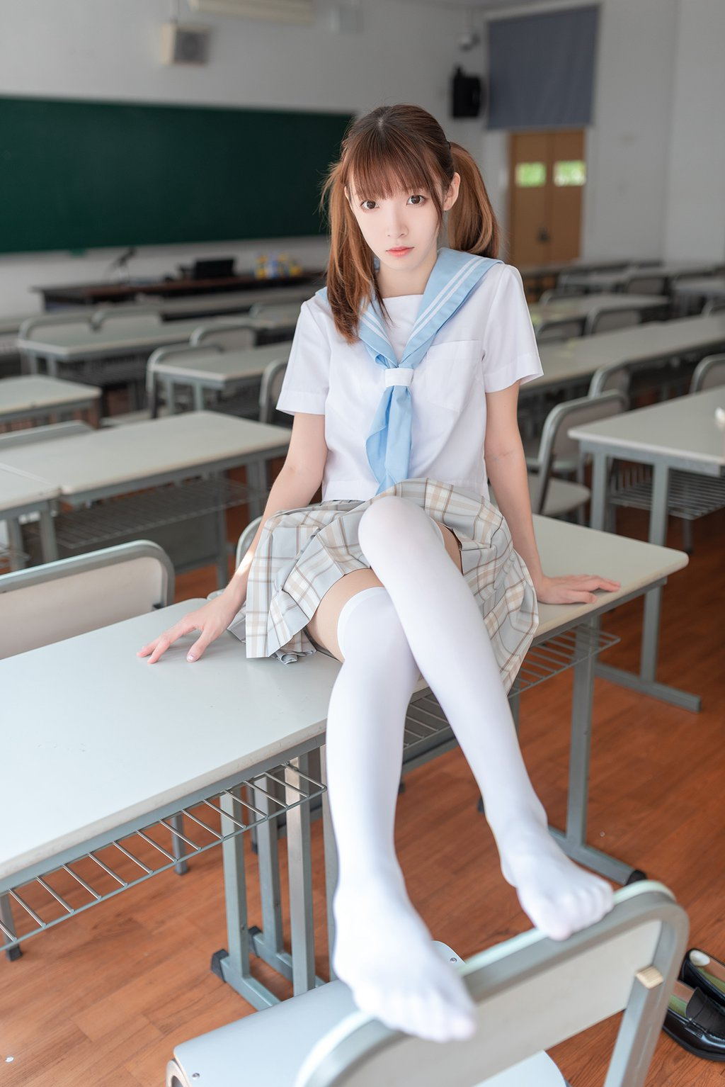 网紅Coser@祖木子 不要躺在课桌上[48P/39MB] 网红写真-第1张