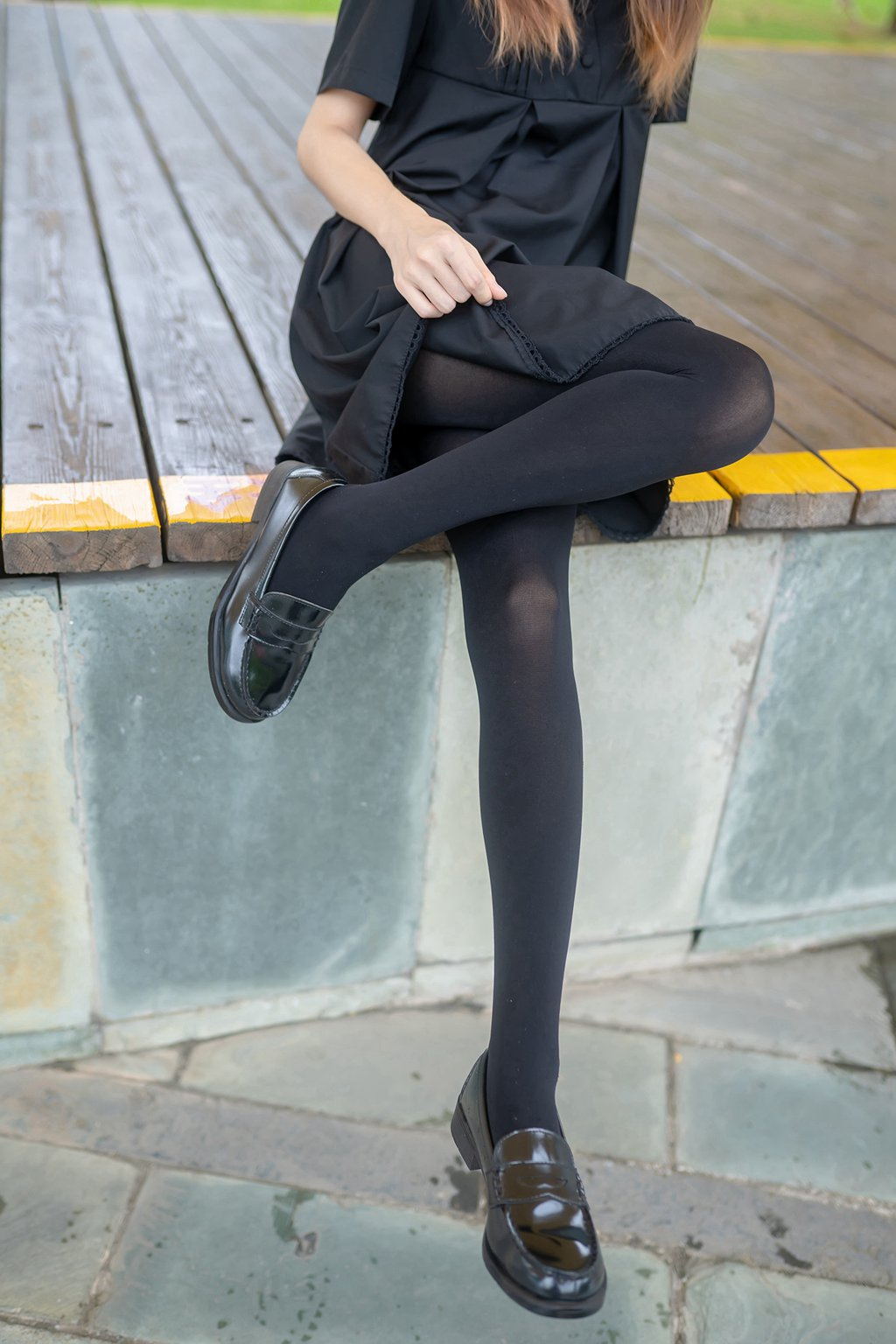 网紅Coser@祖木子 户外黑丝长腿 [41P-221MB] 网红写真-第3张