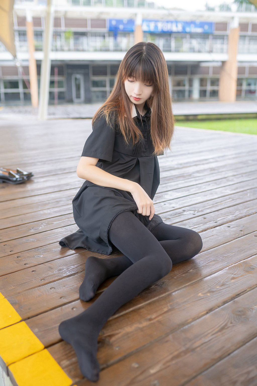 网紅Coser@祖木子 户外黑丝长腿 [41P-221MB] 网红写真-第1张