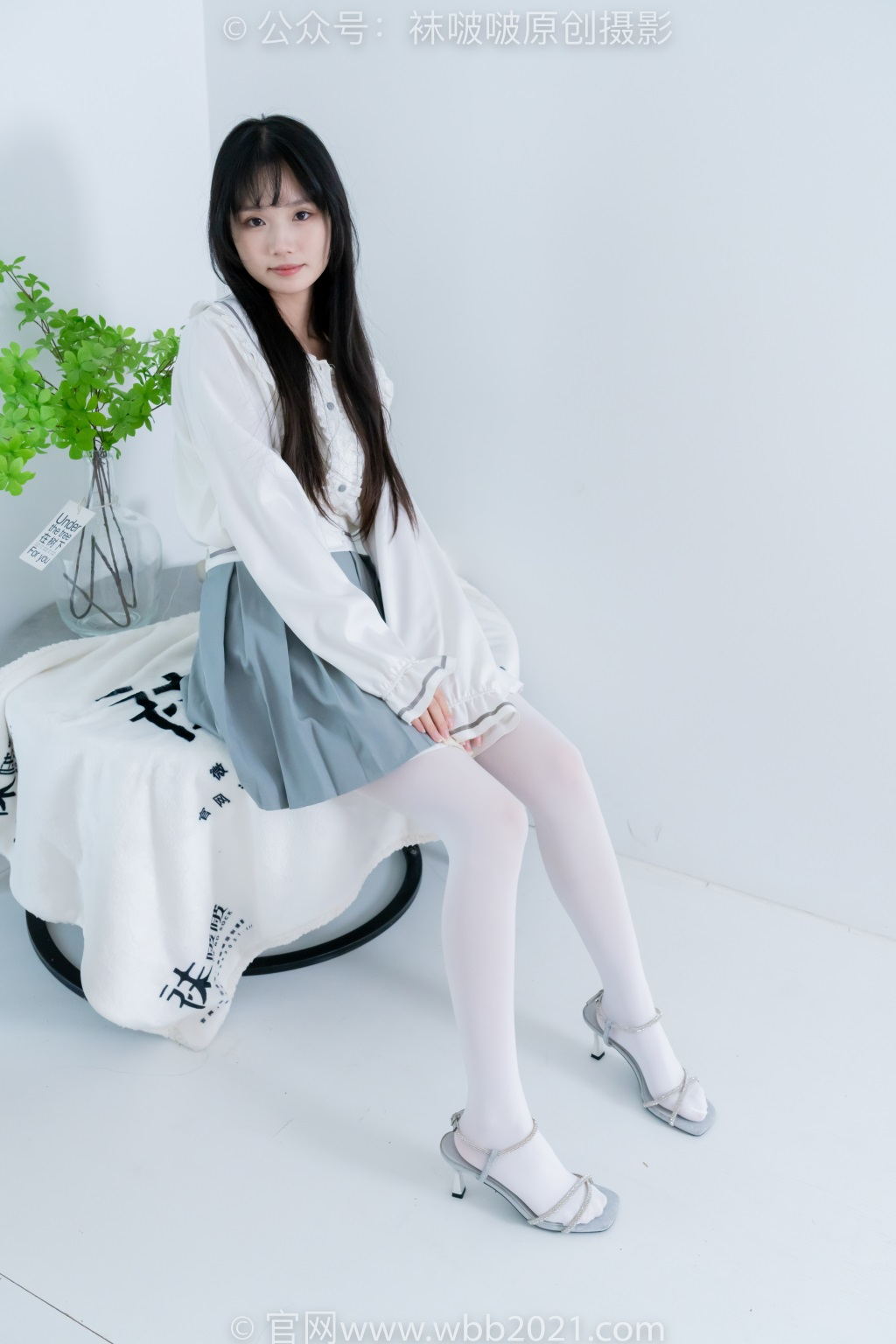 [BoBoSocks袜啵啵] NO.468 甜甜圈-高跟凉鞋、厚白丝、裸足、丝袜和裸足踩蓝莓剧情（仅花絮版）[150P/1V/7.62G] 年费专享-第4张