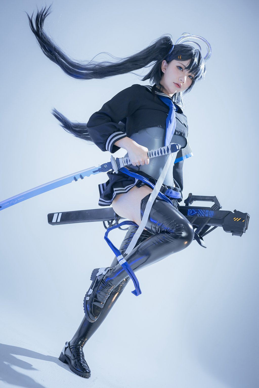 网紅Coser@是一只熊仔吗 蓝色袖章 [25P／51MB] 网红写真-第3张