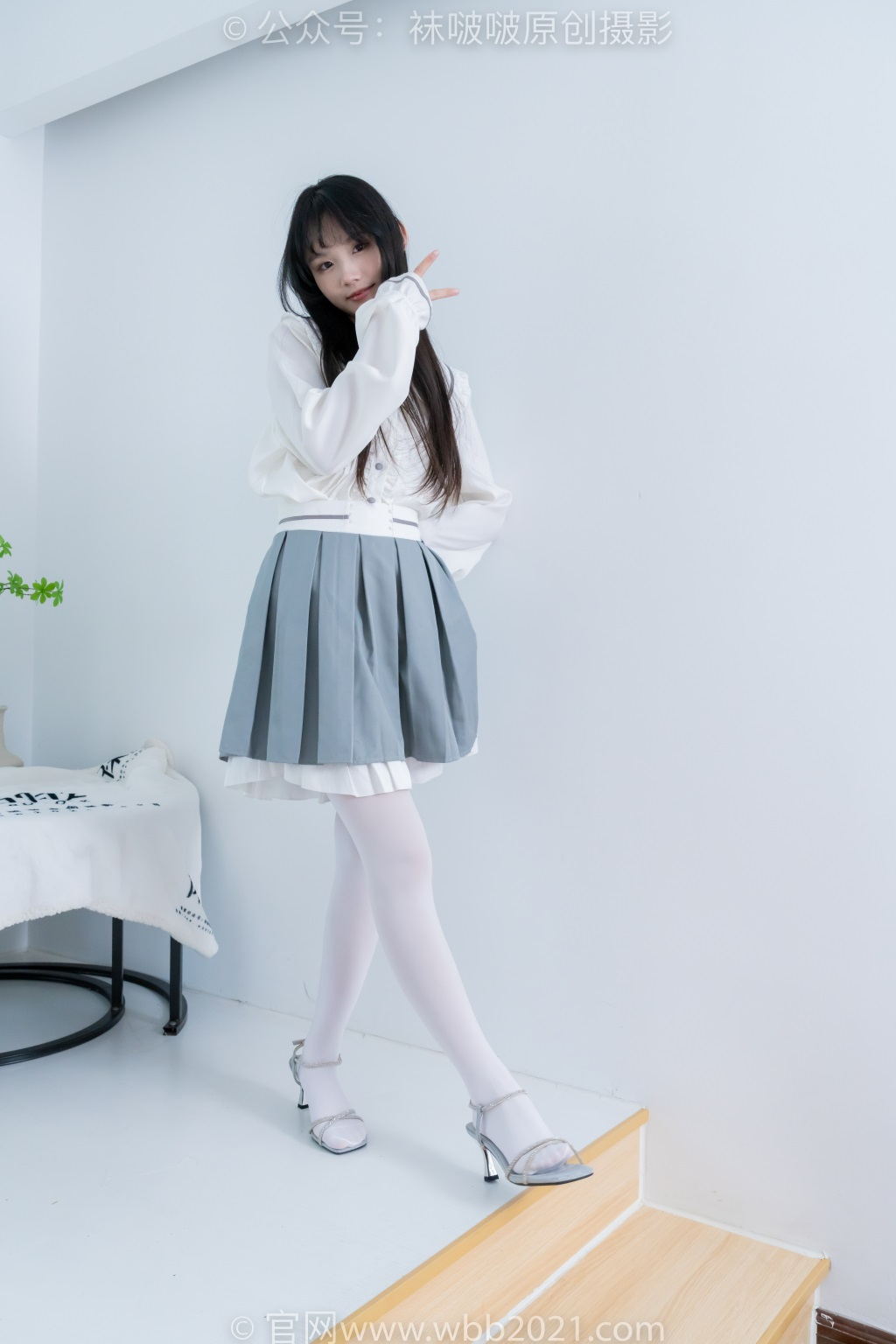 [BoBoSocks袜啵啵] NO.468 甜甜圈-高跟凉鞋、厚白丝、裸足、丝袜和裸足踩蓝莓剧情（仅花絮版）[150P/1V/7.62G] 年费专享-第2张