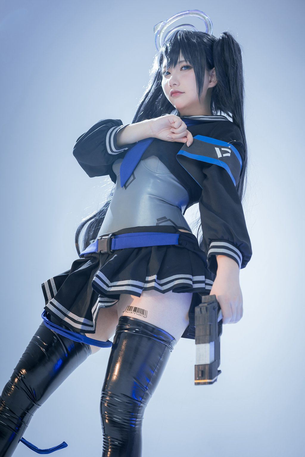 网紅Coser@是一只熊仔吗 蓝色袖章 [25P／51MB] 网红写真-第2张