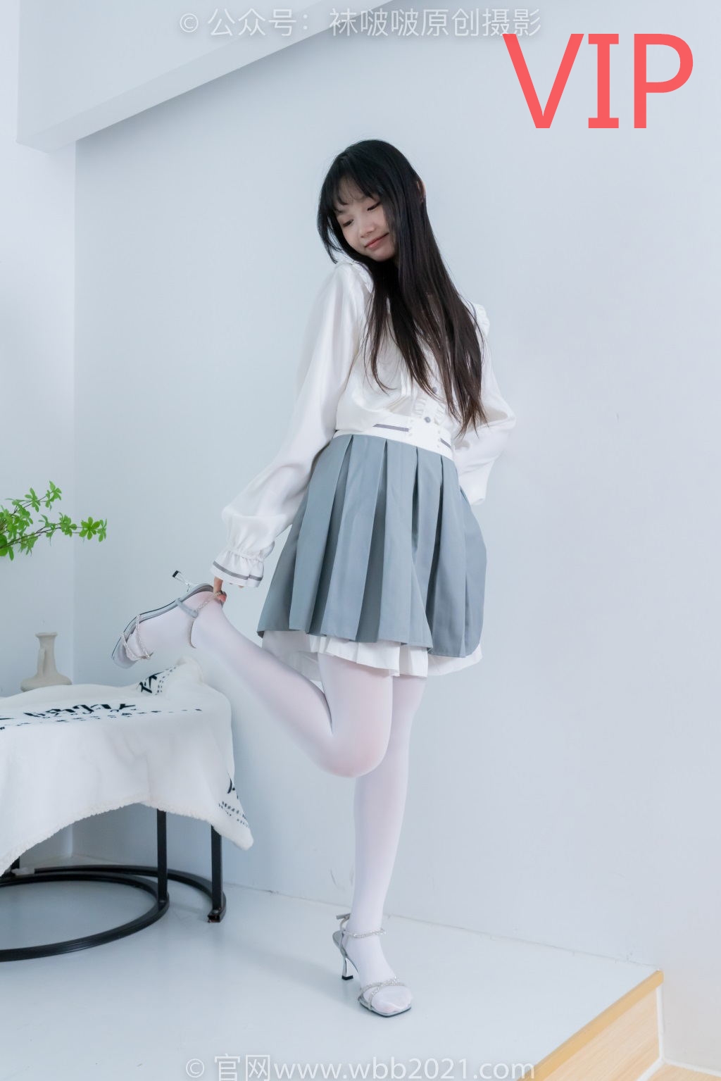 [BoBoSocks袜啵啵] NO.468 甜甜圈-高跟凉鞋、厚白丝、裸足、丝袜和裸足踩蓝莓剧情（仅花絮版）[150P/1V/7.62G] 年费专享-第1张