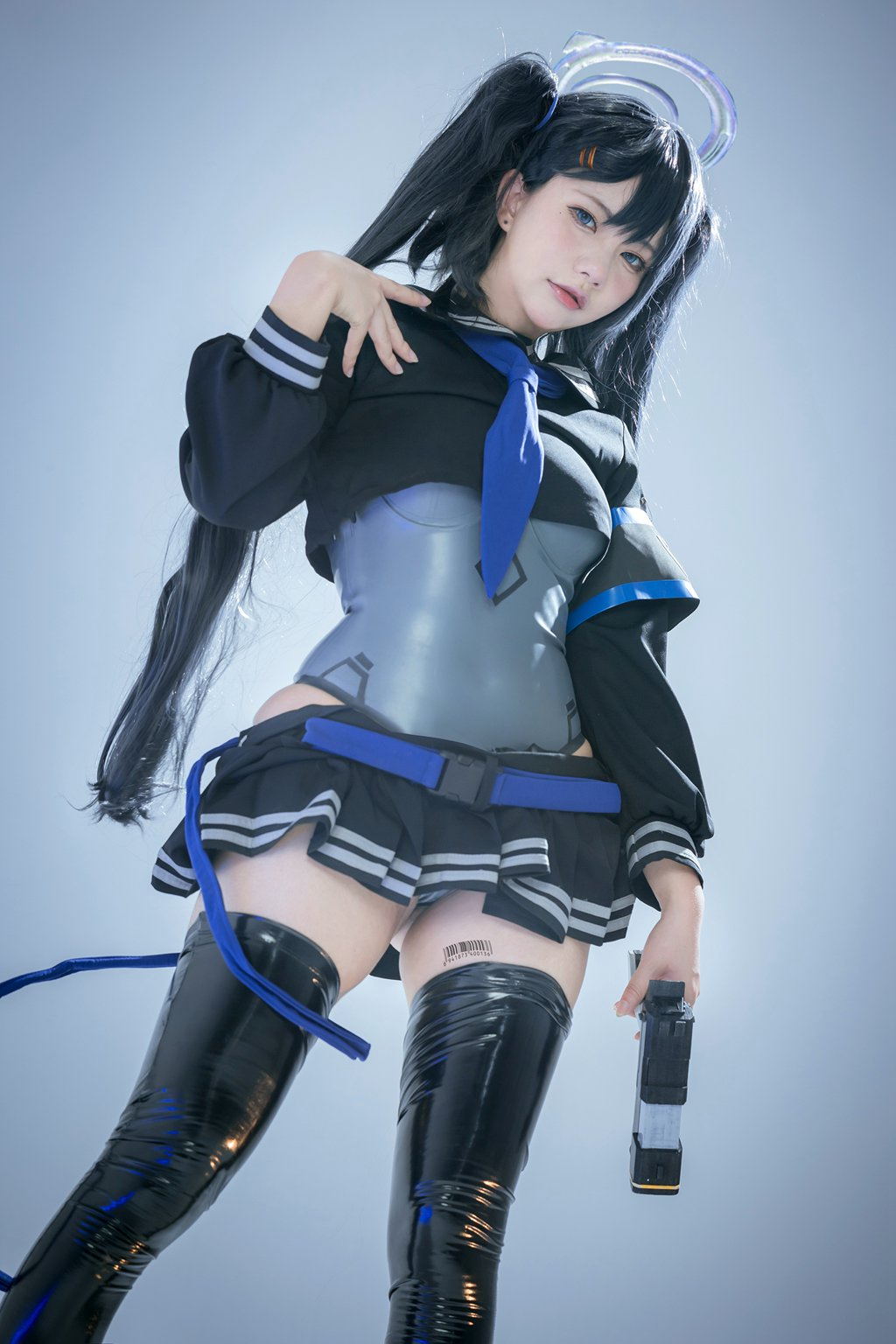网紅Coser@是一只熊仔吗 蓝色袖章 [25P／51MB] 网红写真-第1张