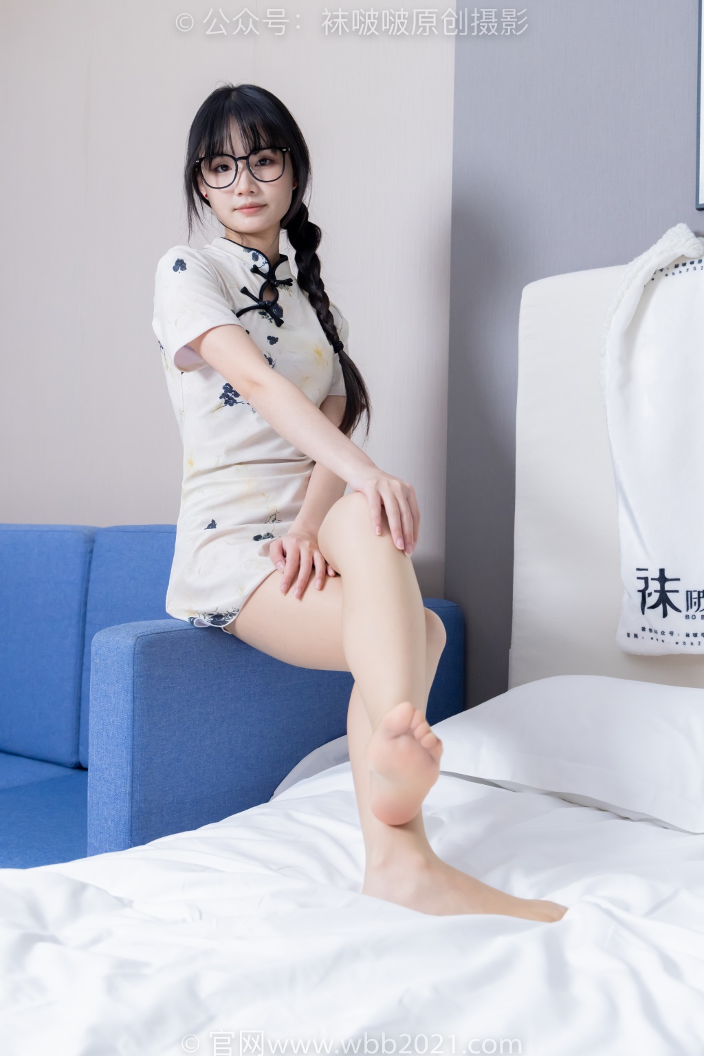 [BoBoSocks袜啵啵] NO.505 甜甜圈-低跟鞋、油亮肉丝（脚尖透明款）旗袍（花絮版）[195P/1V/6.74G] 年费专享-第4张