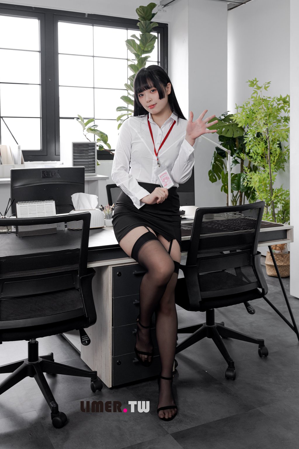 Limerence 之之 绝美职员让你上班无法专心的嘿丝＆裸足 [202P/2V/2.25GB] Limerence-第3张