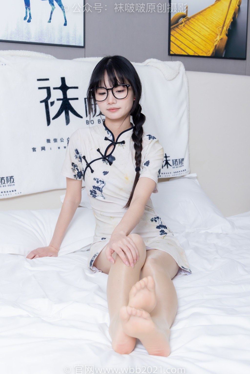 [BoBoSocks袜啵啵] NO.505 甜甜圈-低跟鞋、油亮肉丝（脚尖透明款）旗袍（花絮版）[195P/1V/6.74G] 年费专享-第2张