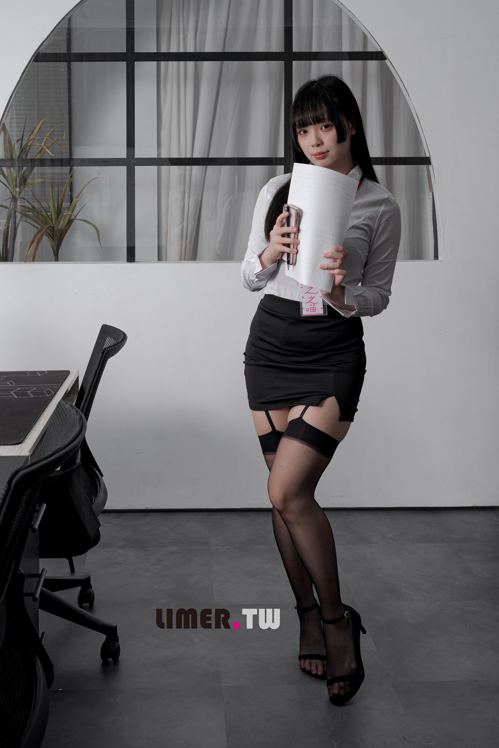 Limerence 之之 绝美职员让你上班无法专心的嘿丝＆裸足 [202P/2V/2.25GB] Limerence-第2张
