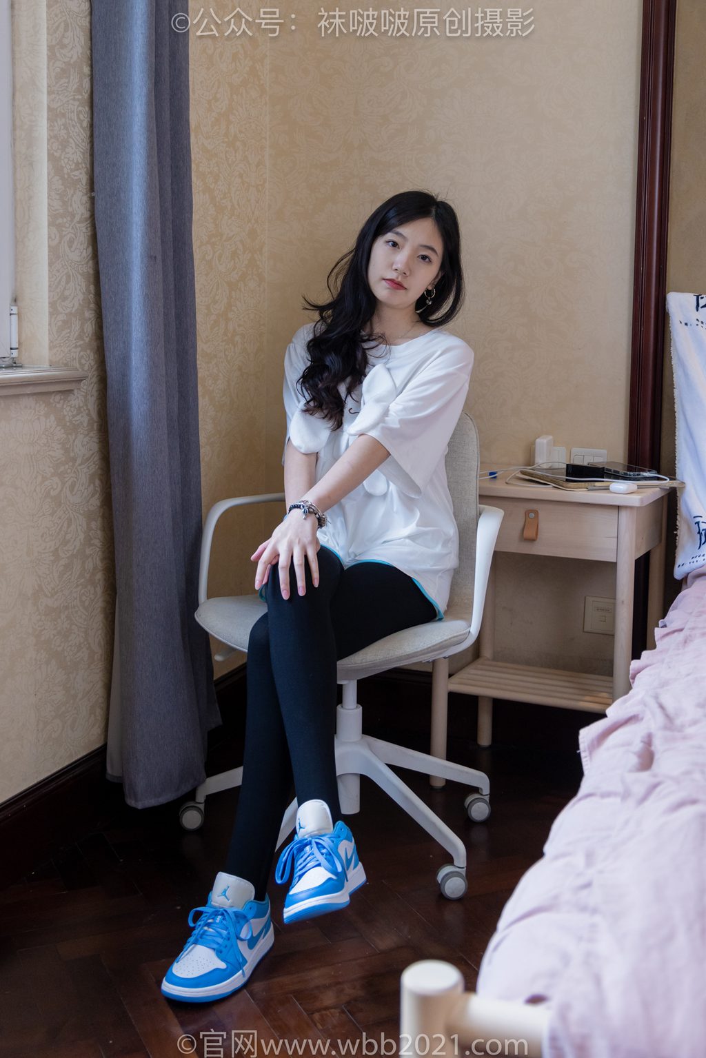 [BoBoSocks袜啵啵] NO.516 小甜豆-板鞋、厚黑色踩脚裤袜、白棉袜（叠穿）（花絮版）[144P/1V/7.21G] 年费专享-第2张