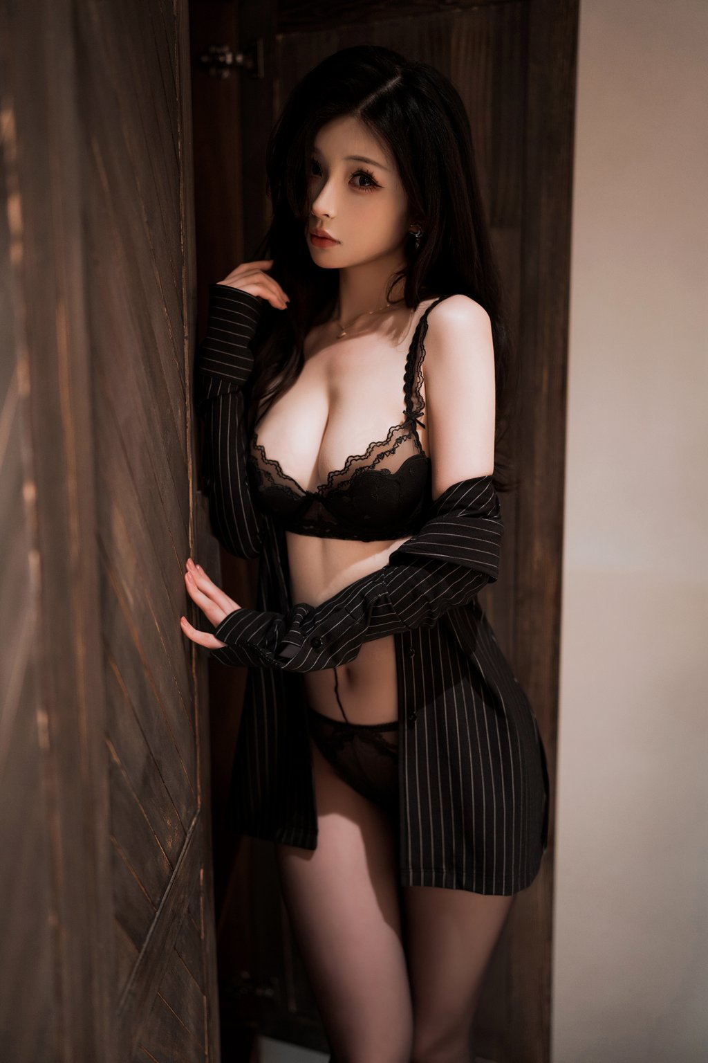 知名动漫Coser@rioko凉凉子 和前辈一起出差吧 [46P/12V/1.00G] 网红写真-第2张