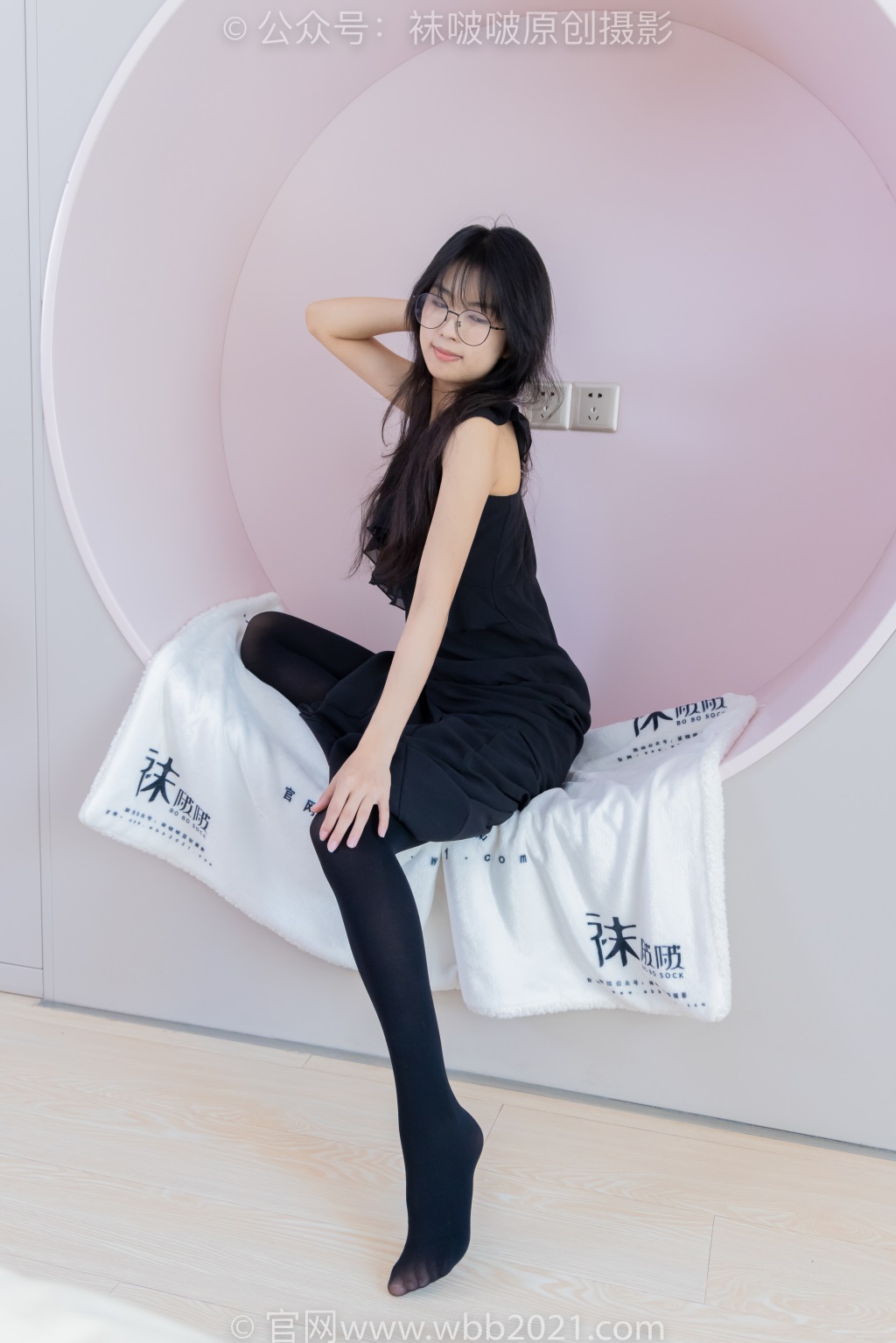 [BoBoSocks袜啵啵] NO.511 奶油-平底鞋、厚嘿丝、做瑜伽动作时老头乐挠脚剧情 [140P/1V/5.67G] 年费专享-第1张