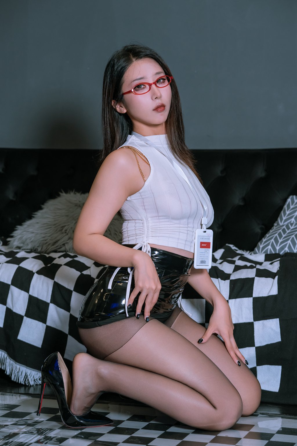动漫Coser@云溪溪 –奶桃 麻辣OL [130P1V-1.62GB] 网红写真-第4张