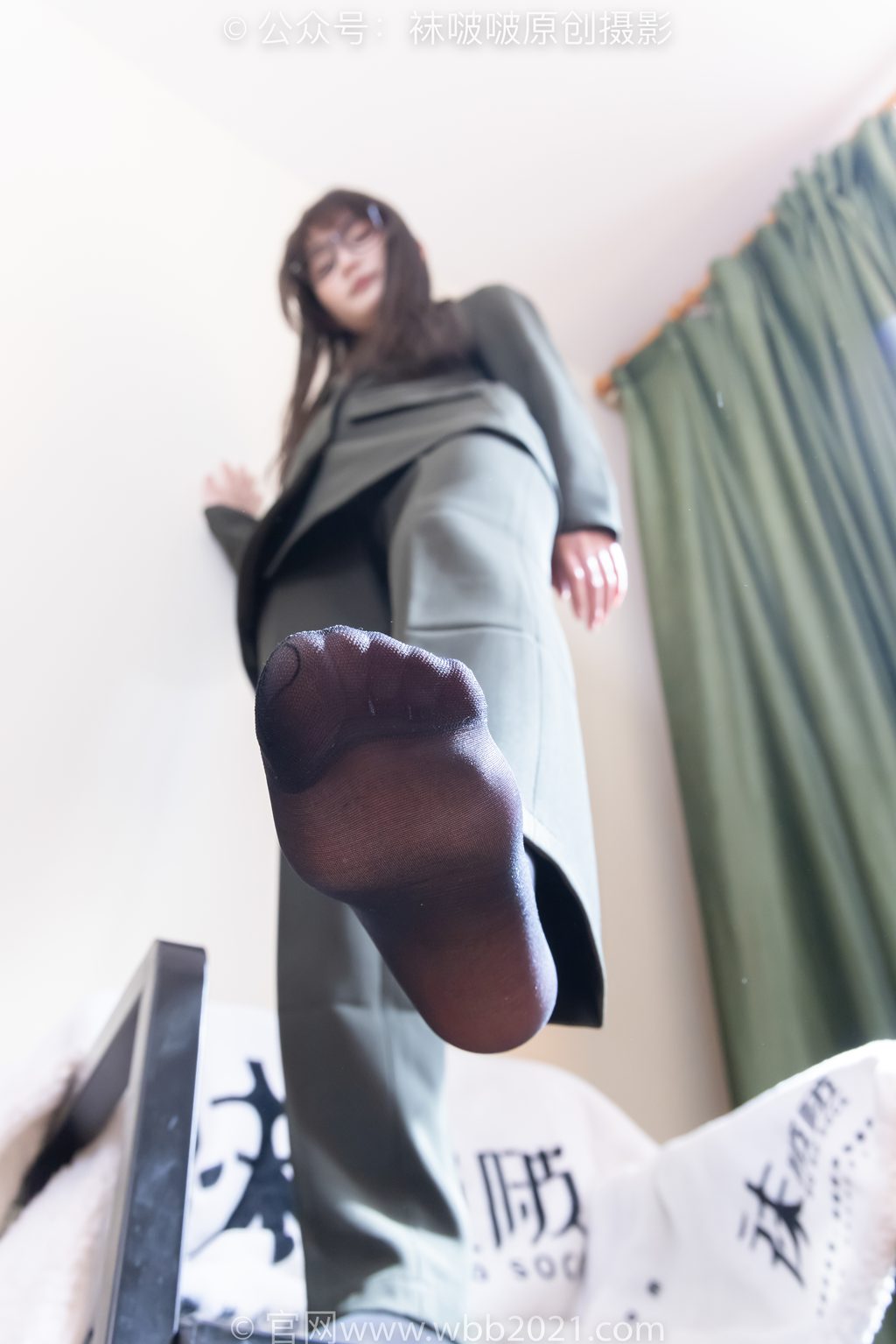 [BoBoSocks袜啵啵] NO.529 甜甜圈-高跟鞋、短嘿丝（脚尖加固款）、裸足、半蹲半脱袜子剧情（花絮版）[154P/1V/5.85G] 年费专享-第4张