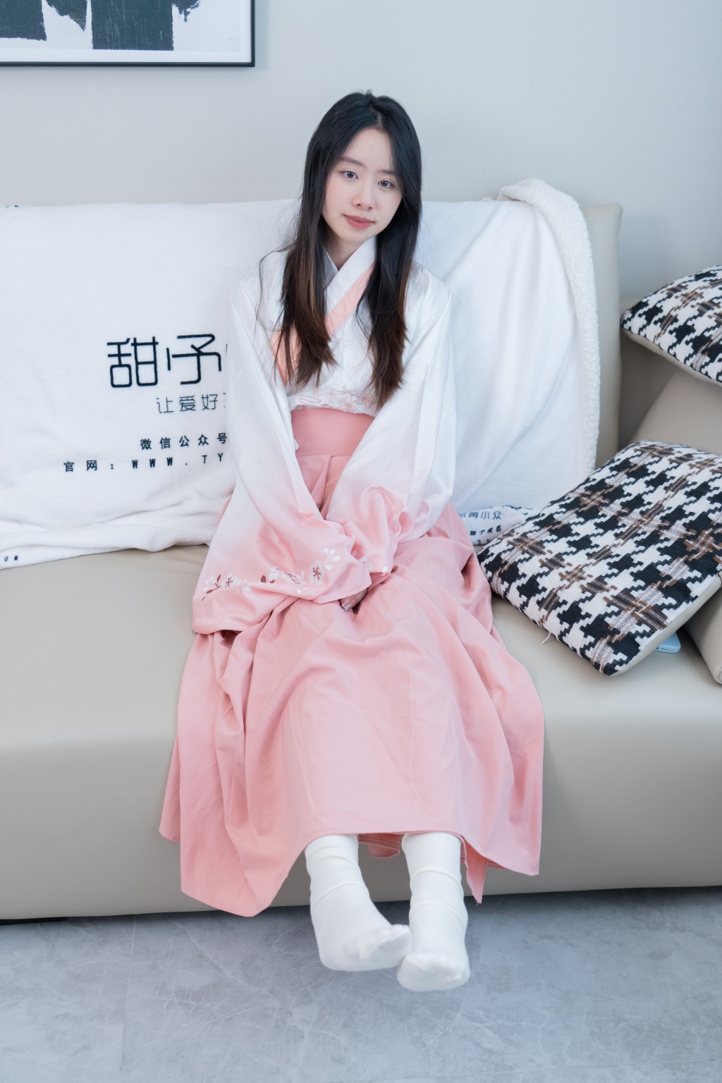 [甜予摄影] NO.183 知知-布鞋、白棉袜、裸足（完整版）[148P/2V/12.7G] 年费专享-第3张