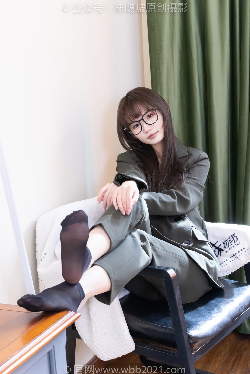 [BoBoSocks袜啵啵] NO.529 甜甜圈-高跟鞋、短嘿丝（脚尖加固款）、裸足、半蹲半脱袜子剧情（花絮版）[154P/1V/5.85G] 年费专享-第3张