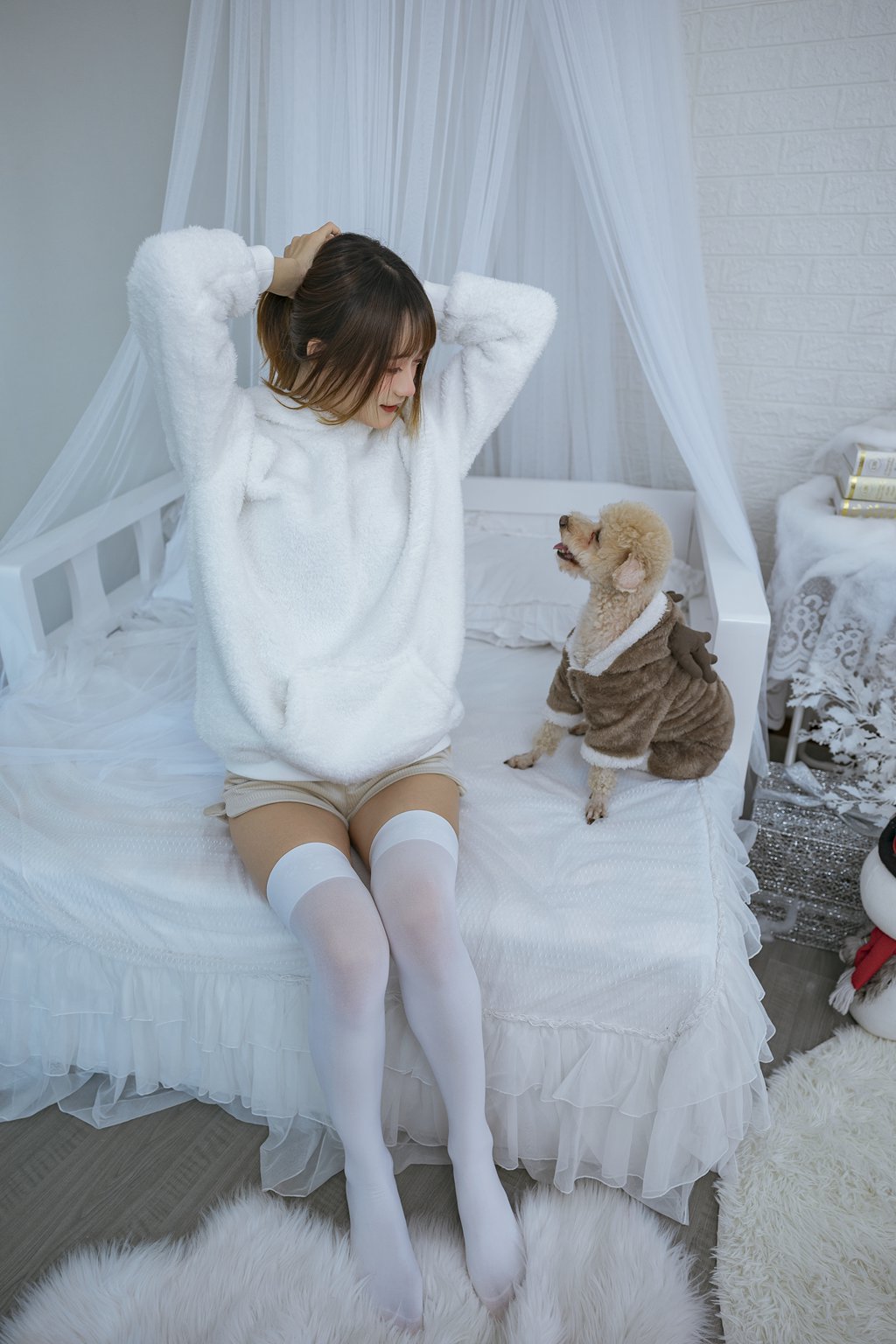 人气Coser@兔子Zzz不吃胡萝卜 温馨少女与宠物们[23P-120.9M] 网红写真-第3张
