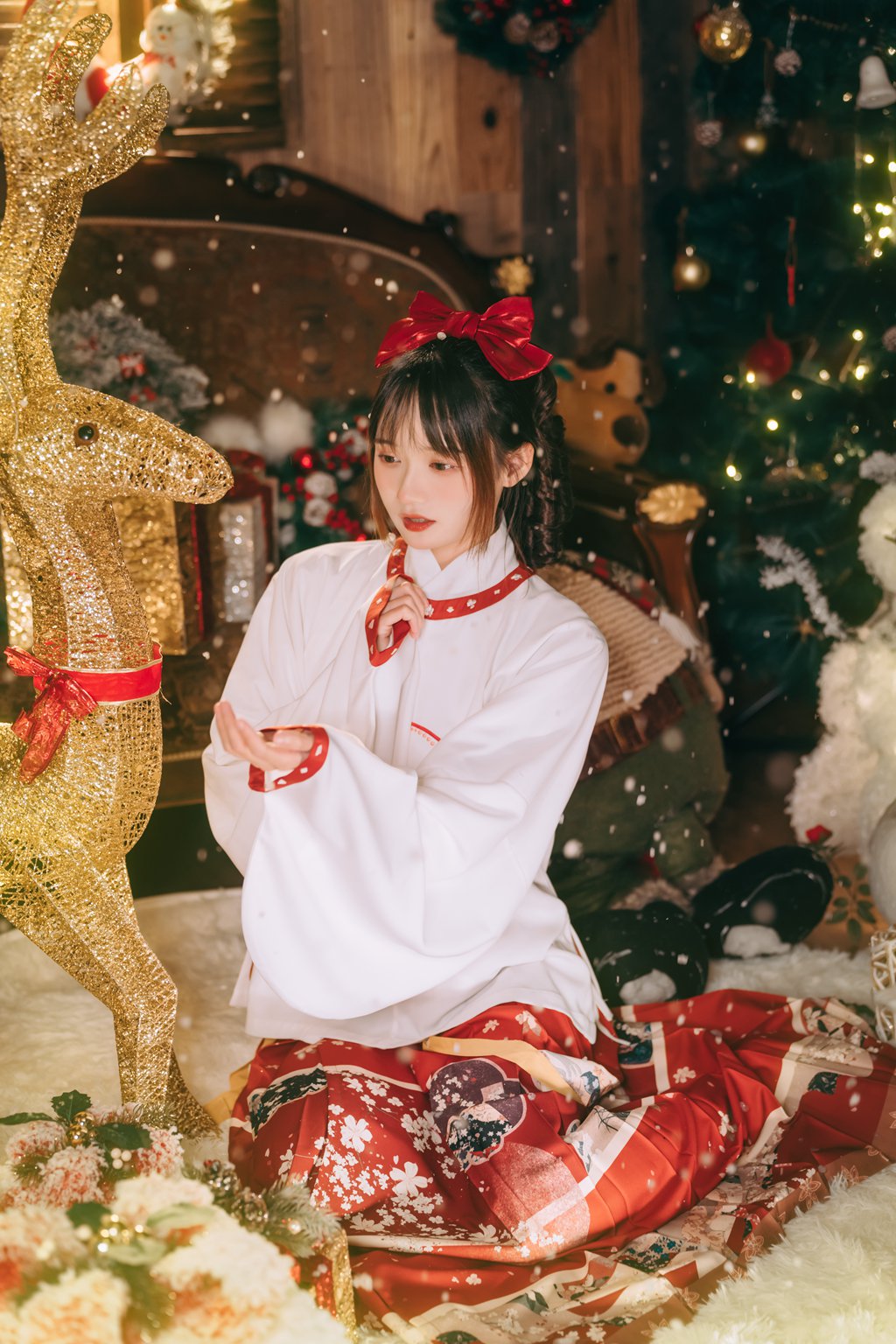 人气Coser@兔子Zzz不吃胡萝卜 汉洋折衷的圣诞[28P-244.8M] 网红写真-第2张