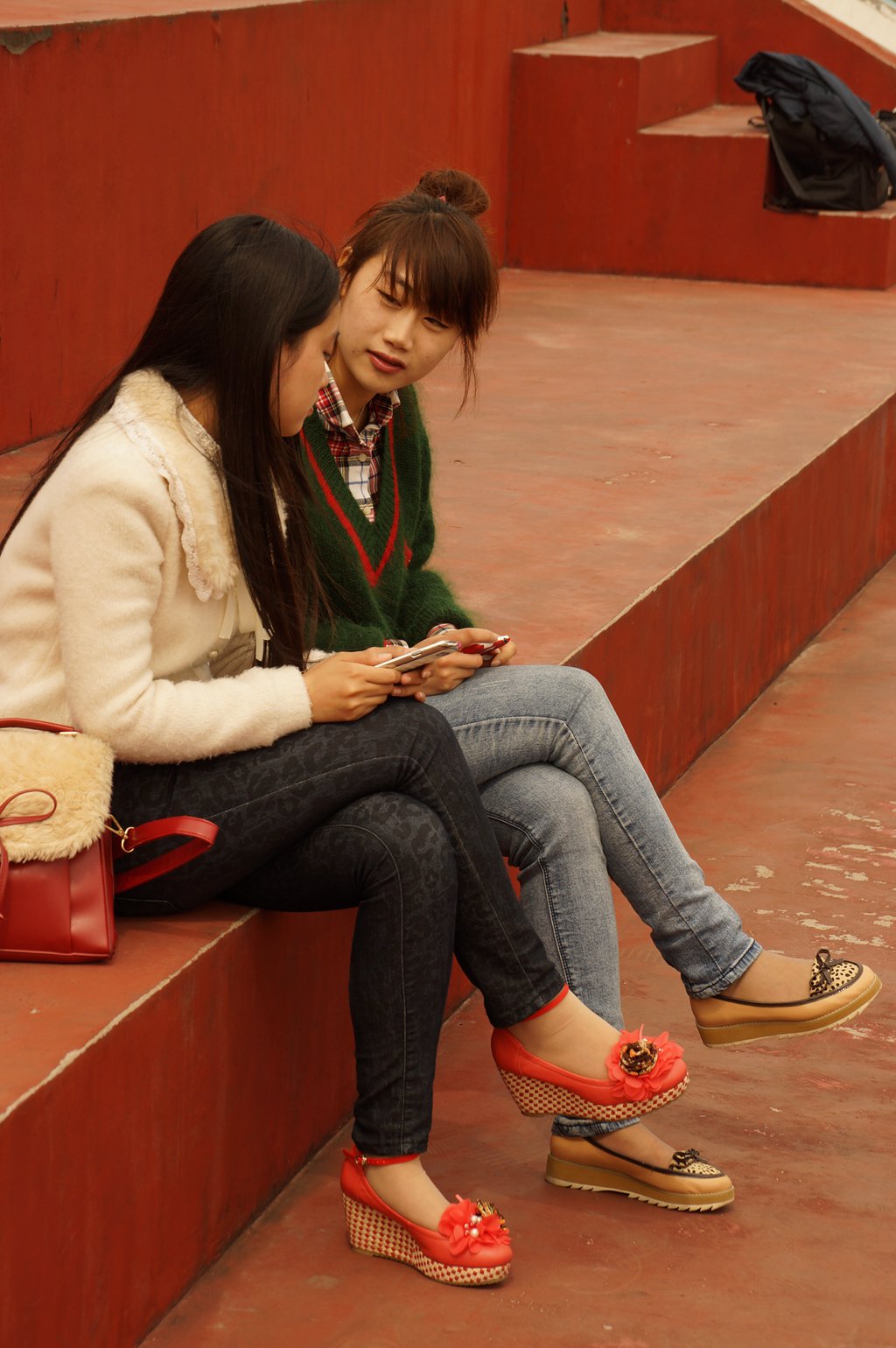 自由摄影 No.445 两个MM不知道行军了多少公里，丝袜和玉足之间的粘稠度已到极致 [77P/191MB] 其它写真-第1张